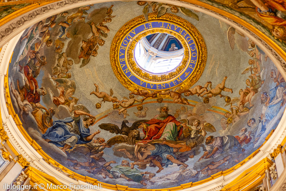 Veduta dal basso della cupola interna della Basilica di San Pietro, con ricche decorazioni dorate e affreschi monumentali