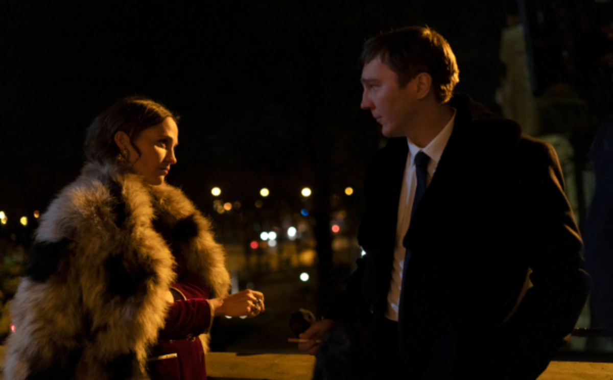 Alicia Vikander e Paul Dano in Il mago del Cremlino