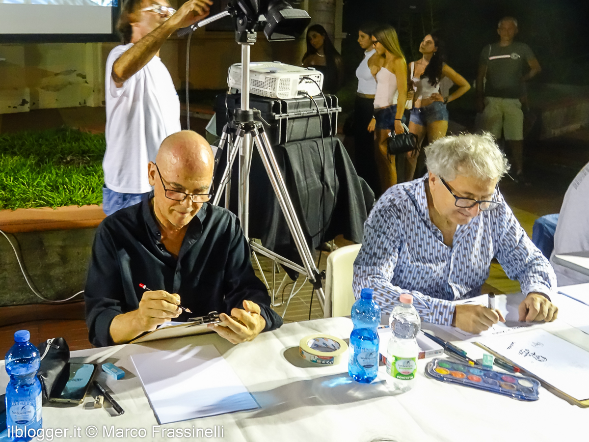 Luca Ricciarelli e Roby Giannotti disegnano per il pubblico durante Spotorno Comics 2026